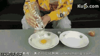 使用一个空的塑料瓶,你就可以轻松分离出蛋清蛋黄来--阿里百秀